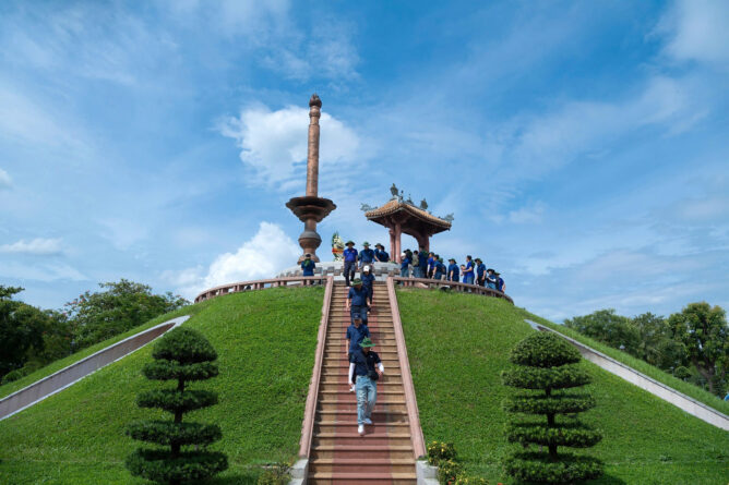 Du khách dâng hương tại Thành cổ Quảng Trị