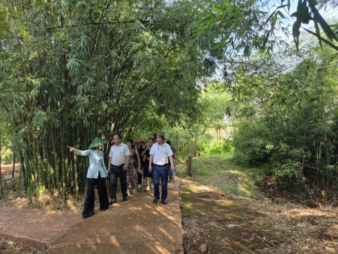 Du khách tham quan địa đạo Vịnh Mốc
