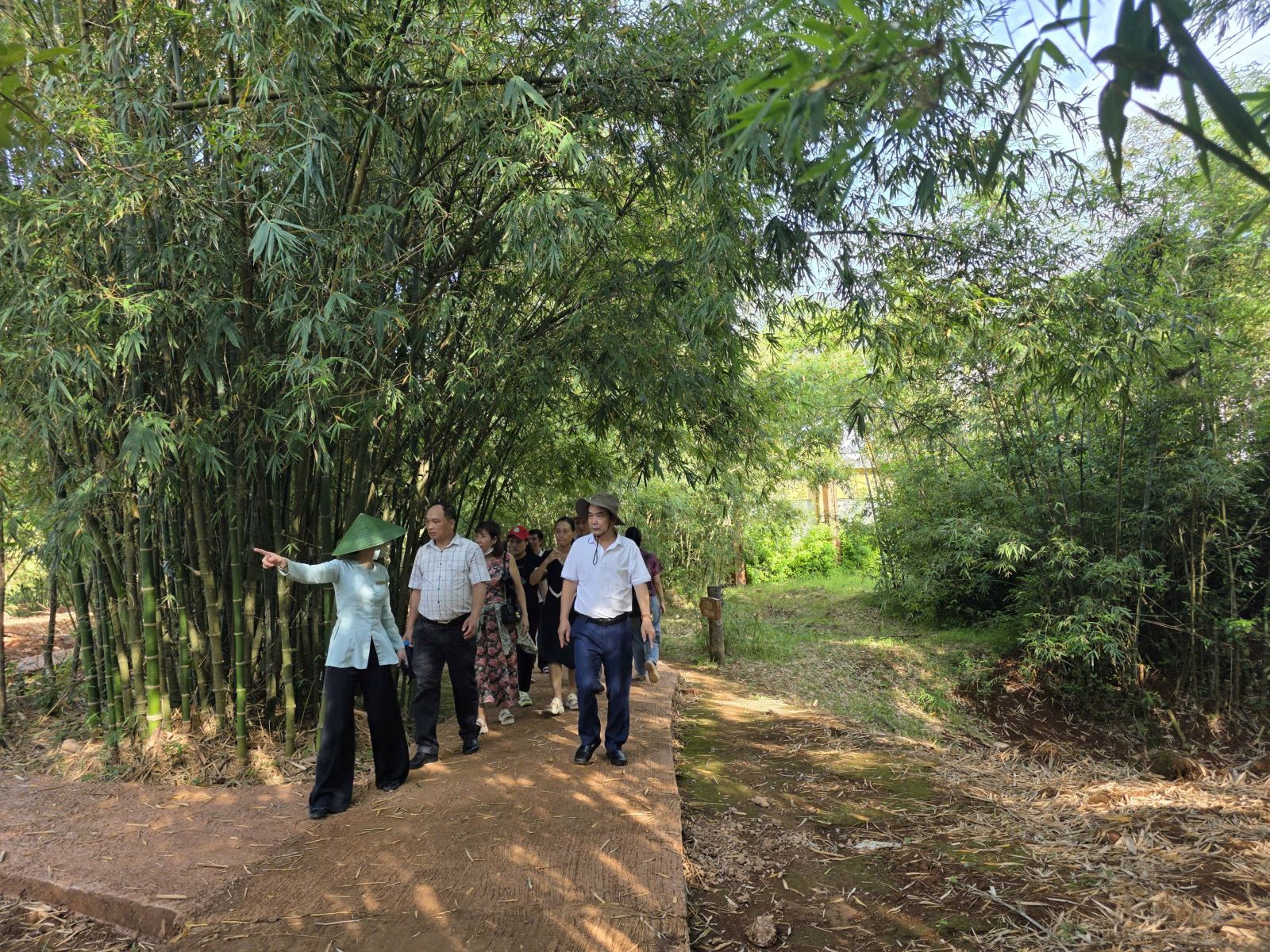 Du khách tham quan địa đạo Vịnh Mốc