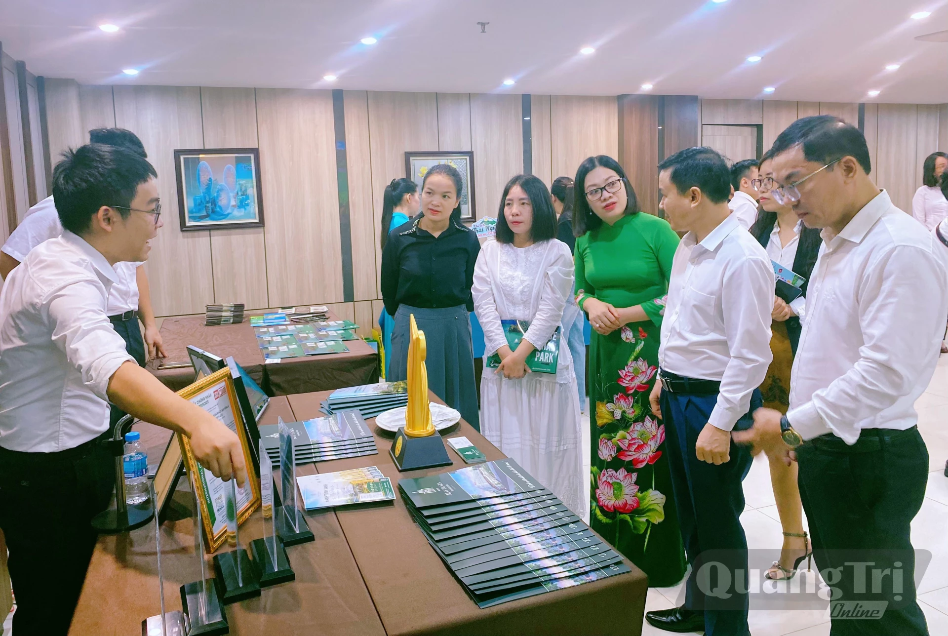 Đại biểu tìm hiểu các sản phẩm du lịch tiêu biểu của tỉnh Thái Nguyên - Ảnh: T.L