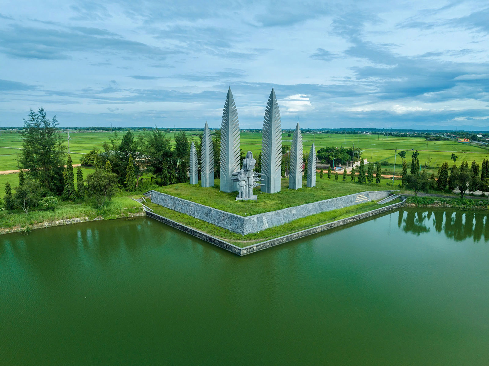 Cụm tượng đài “Khát vọng thống nhất”