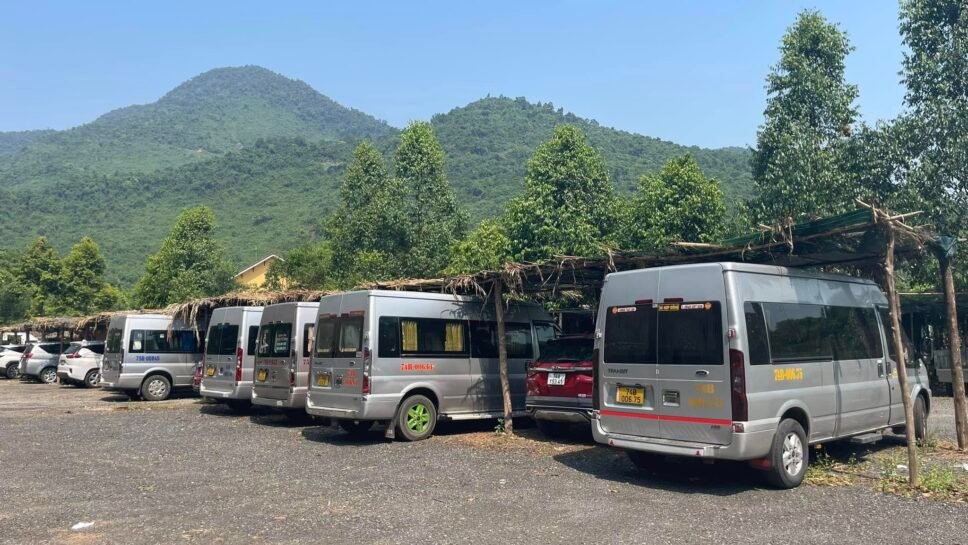 Xe 16 chỗ đi thăm quan các địa điểm du lịch Phong Nha Quảng Trị