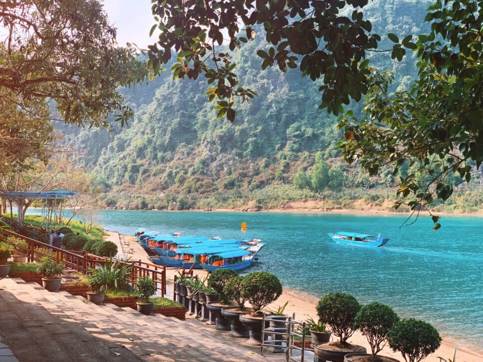 Đi thuyền vào Động Phong Nha
