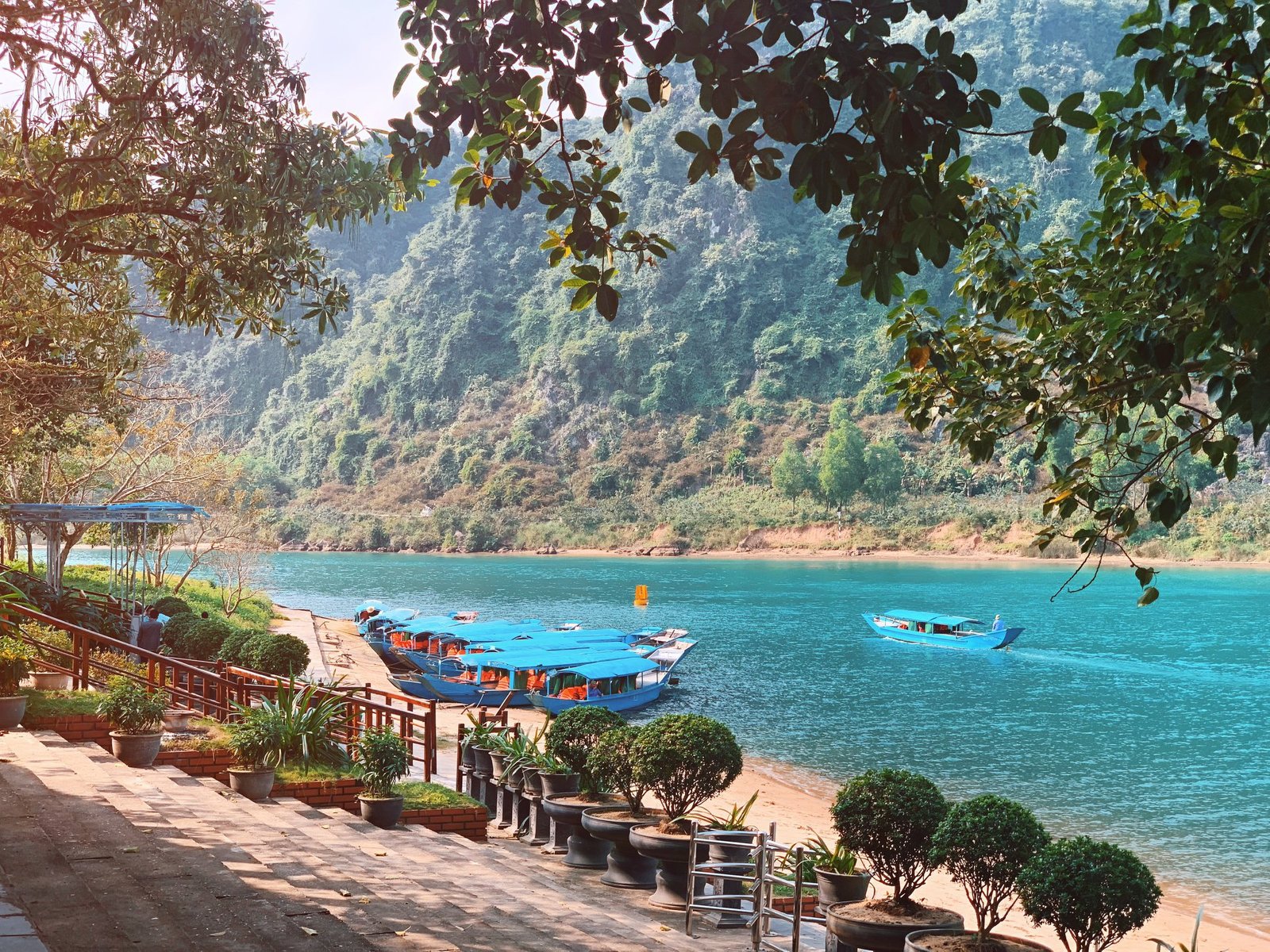 Đi thuyền vào Động Phong Nha